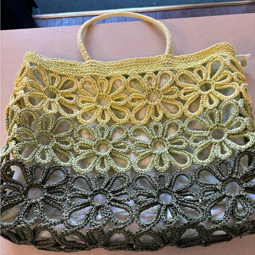 Sun and Sand Ombre Green Rattan Crochet Daisy Beachy Tote - Picture 6 of 8